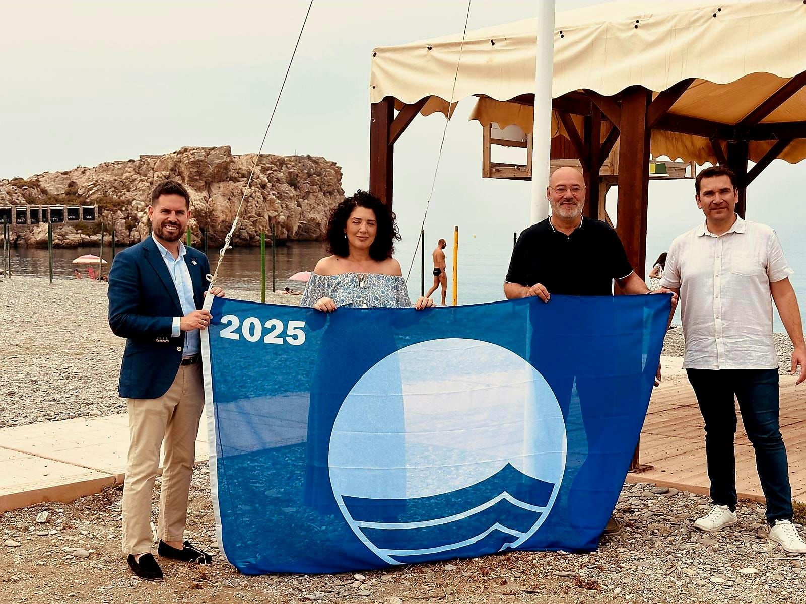 trece-playas-de-5-municipios-de-la-costa-tropical-enarbolan-este-ano-la-bandera-azul