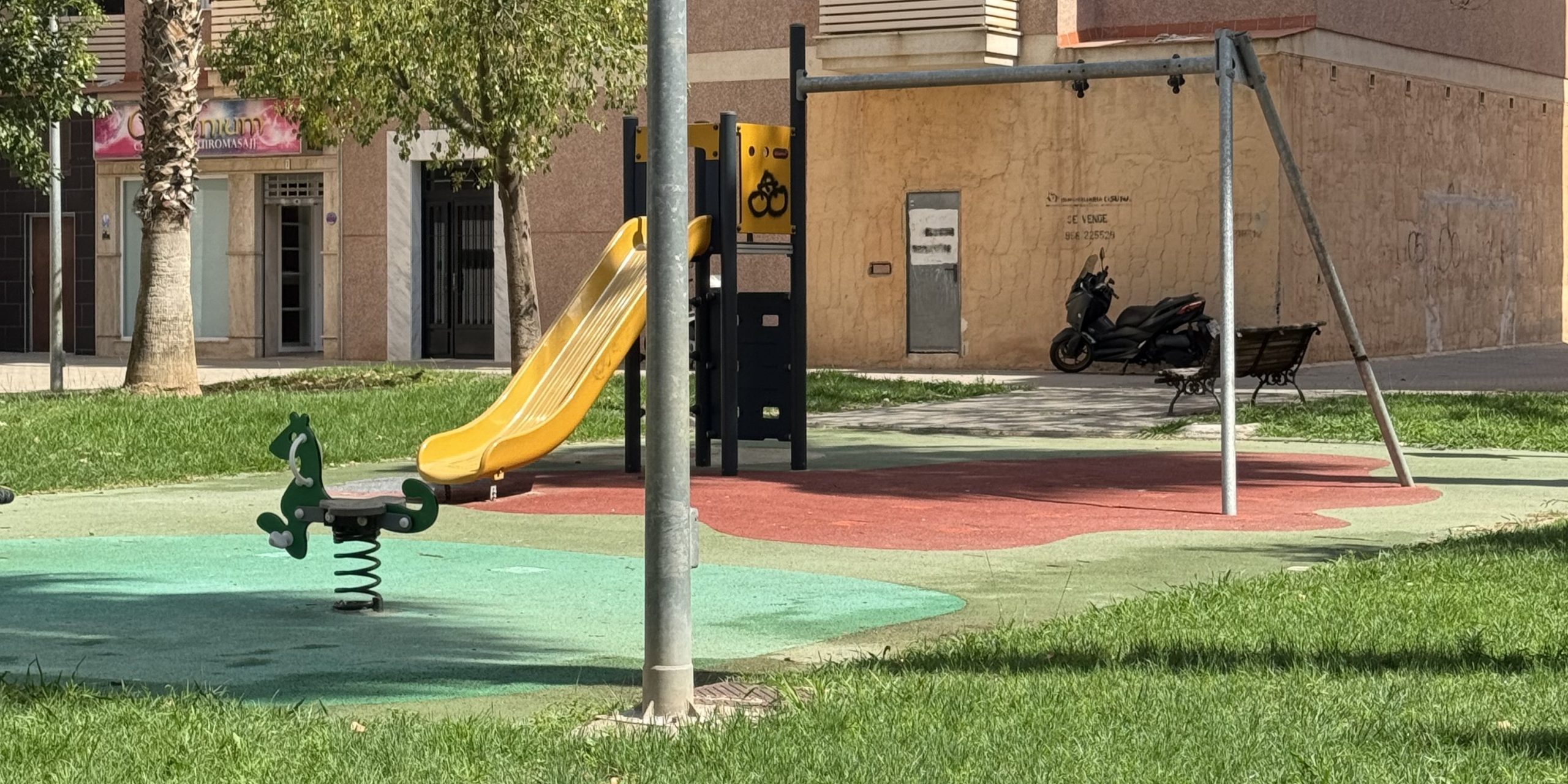 iu-denuncia-el-pesimo-estado-de-los-parques-infantiles-del-barrio-de-los-alamos