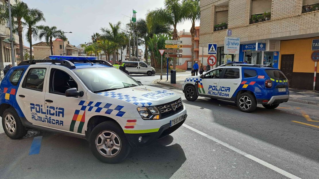 rescate-desesperado-en-almunecar-policia-y-bomberos-salvan-a-una-anciana-de-91-anos-tras-dias-sin-comer-ni-beber-en-el-suelo-de-su-casa