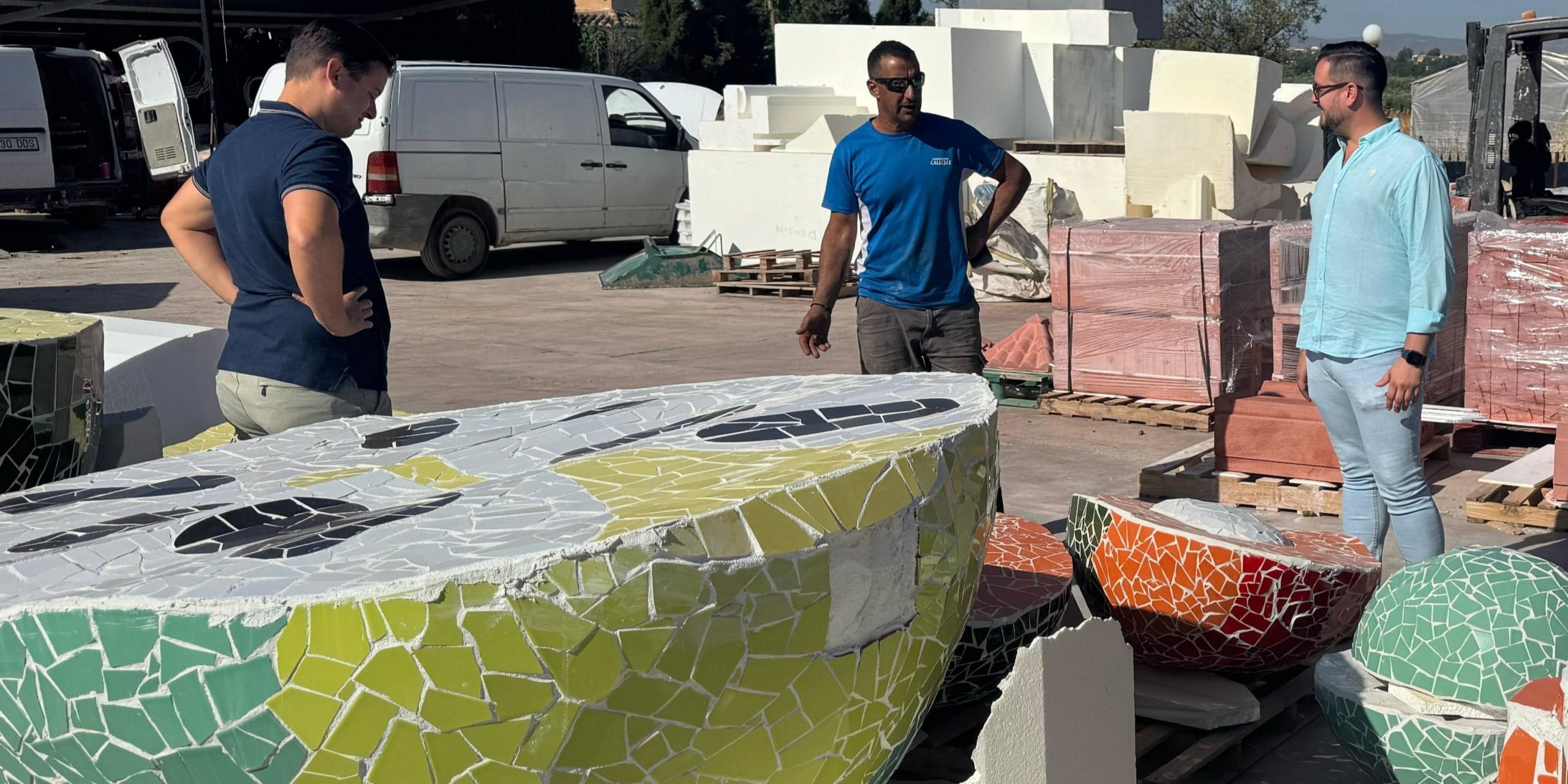 almunecar-dara-la-bienvenida-con-esculturas-gigantes-de-aguacate-mango-y-chirimoya-en-sus-rotondas-de-acceso