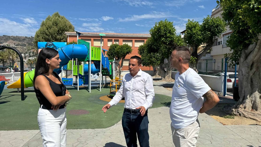 el-ayuntamiento-renueva-el-suelo-tecnico-del-parque-infantil-de-la-herradura