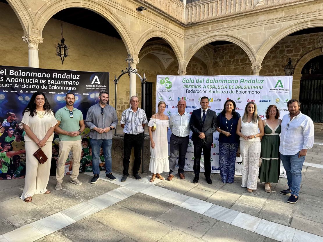 luis-aragon-concejal-de-deportes-de-almunecar-recibe-la-medalla-de-plata-de-la-federacion-andaluza-de-balonmano