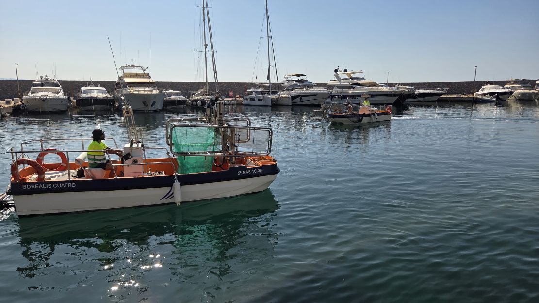 almunecar-refuerza-la-excelencia-turistica-con-un-servicio-diario-de-limpieza-del-mar-en-sus-20-km-de-costa