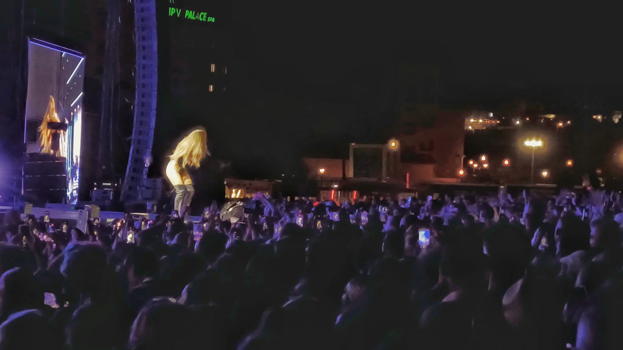 jennifer-lopez-arrasa-en-fuengirola-una-noche-epica-con-viento-ritmo-y-emocion