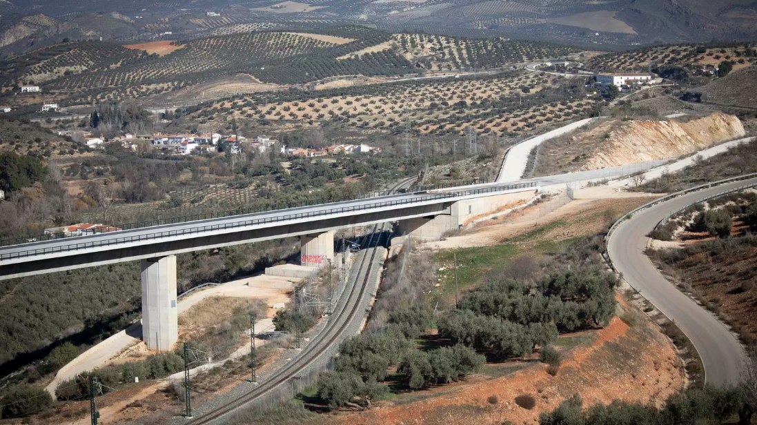 un-incendio-en-ciudad-real-corta-el-tren-entre-madrid-y-granada-y-afecta-a-toda-la-linea-hacia-andalucia
