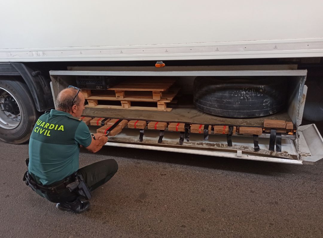 interceptado-en-motril-un-camion-con-casi-3-toneladas-de-hachis-ocultas-en-un-doble-fondo