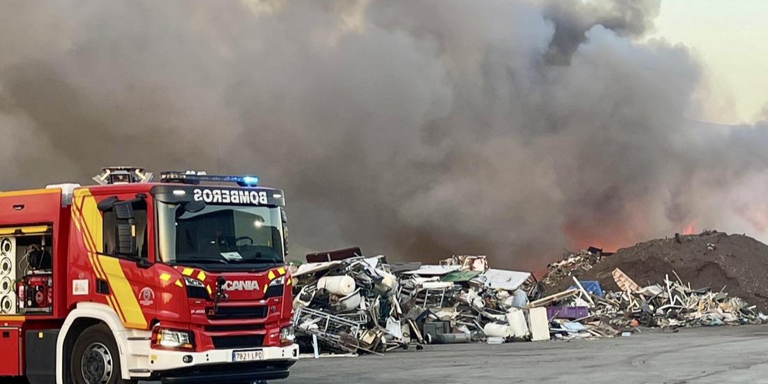 bomberos-continuan-con-tareas-de-vigilancia-tras-el-incendio-en-una-nave-de-chatarra-en-padul