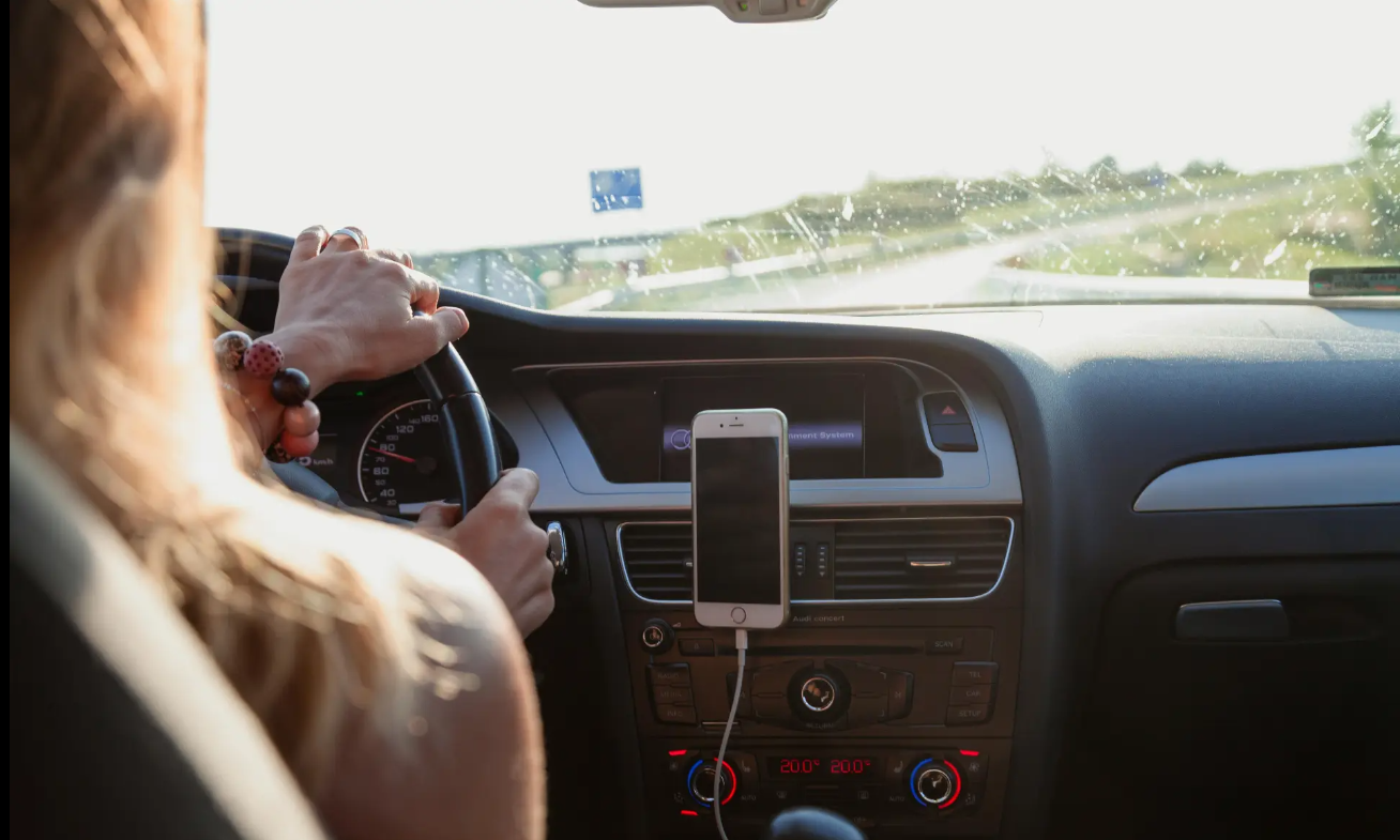 aumentar-la-anchura-de-las-lineas-blancas-longitudinales-de-la-carretera-lleva-a-los-conductores-a-circular-mas-despacio