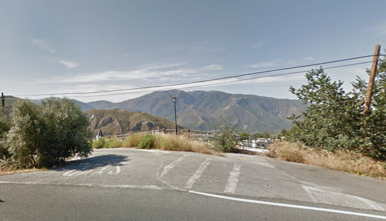 muere-un-hombre-al-despenarse-su-coche-por-un-barranco-en-la-a-4132-en-carataunas