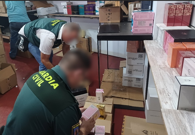 la-guardia-civil-interviene-2-949-pares-de-zapatillas-y-17-equipaciones-falsas-en-ogijares-valoradas-en-297-000-euros-y-1-683-perfumes-ilegales