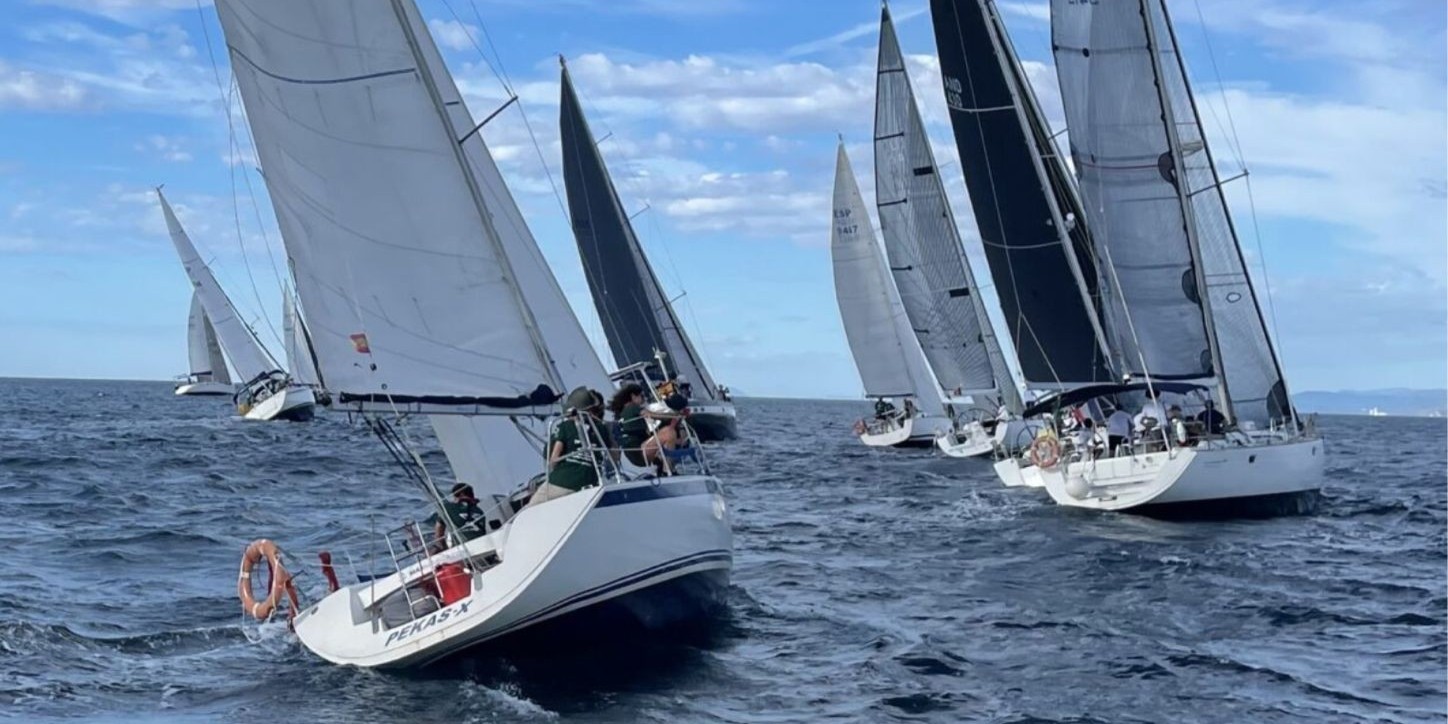 la-costa-tropical-se-rinde-al-viento-mas-de-30-veleros-conquistan-el-litoral-en-una-regata-de-record