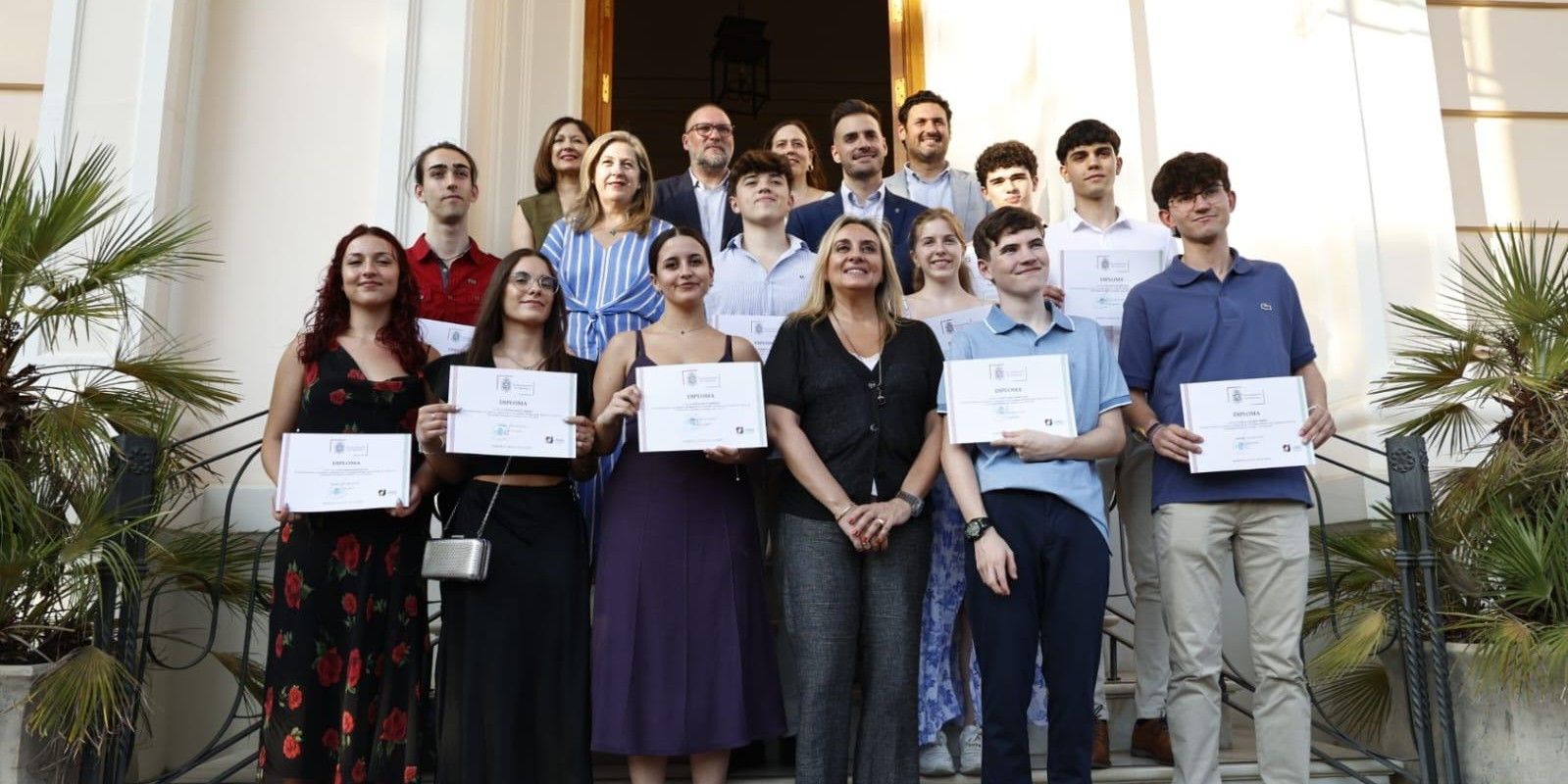 diez-estudiantes-granadinos-con-las-mejores-notas-de-la-ebau-2025-reciben-el-reconocimiento-del-ayuntamiento-de-granada