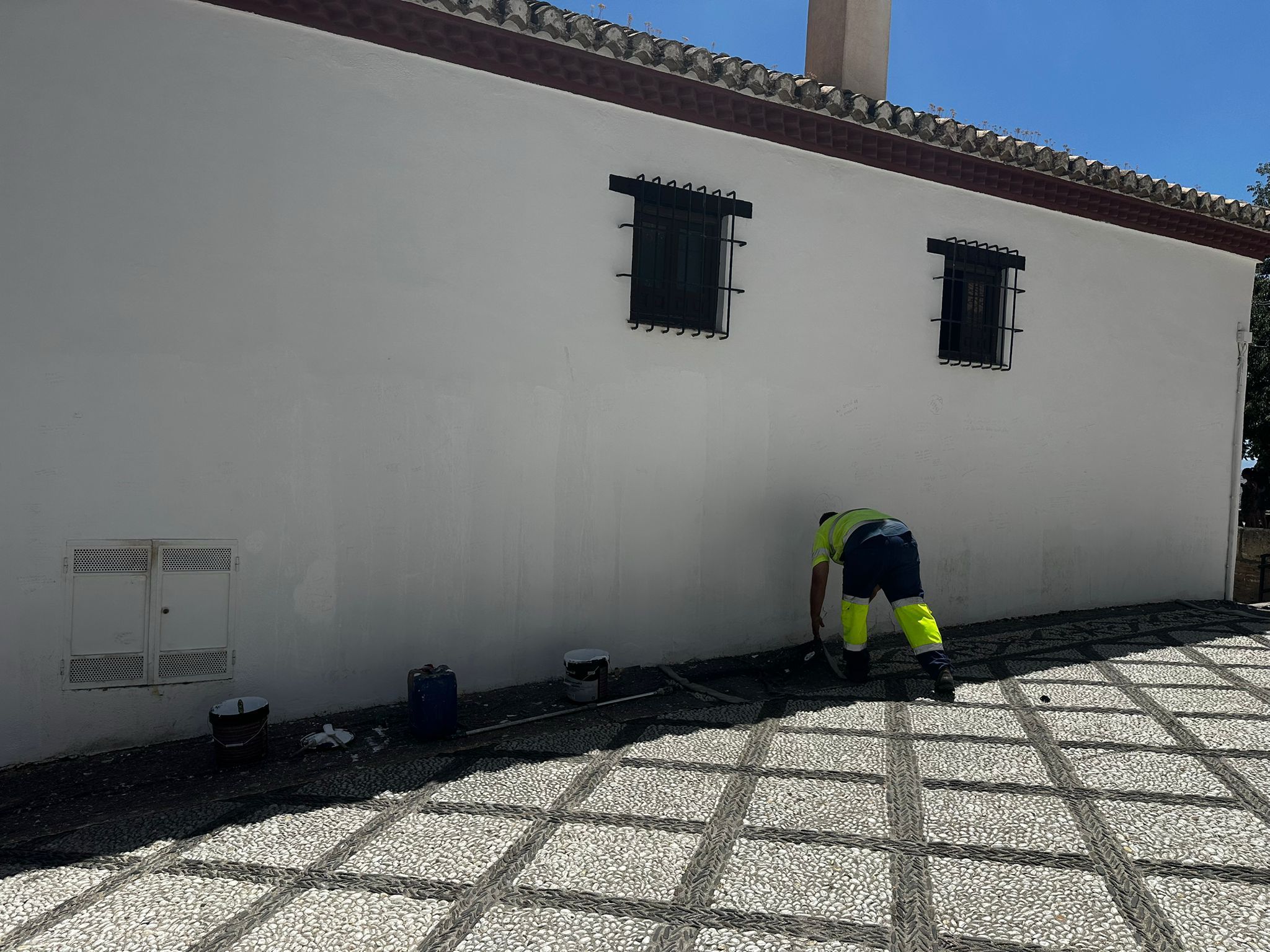 el-ayuntamiento-retira-las-pintadas-vandalicas-de-la-fachada-de-espacios-protegidos-del-mirador-de-san-nicolas