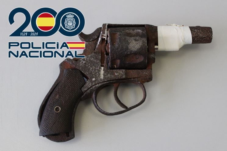 agentes-de-la-policia-nacional-intervienen-un-revolver-y-detienen-a-su-portador