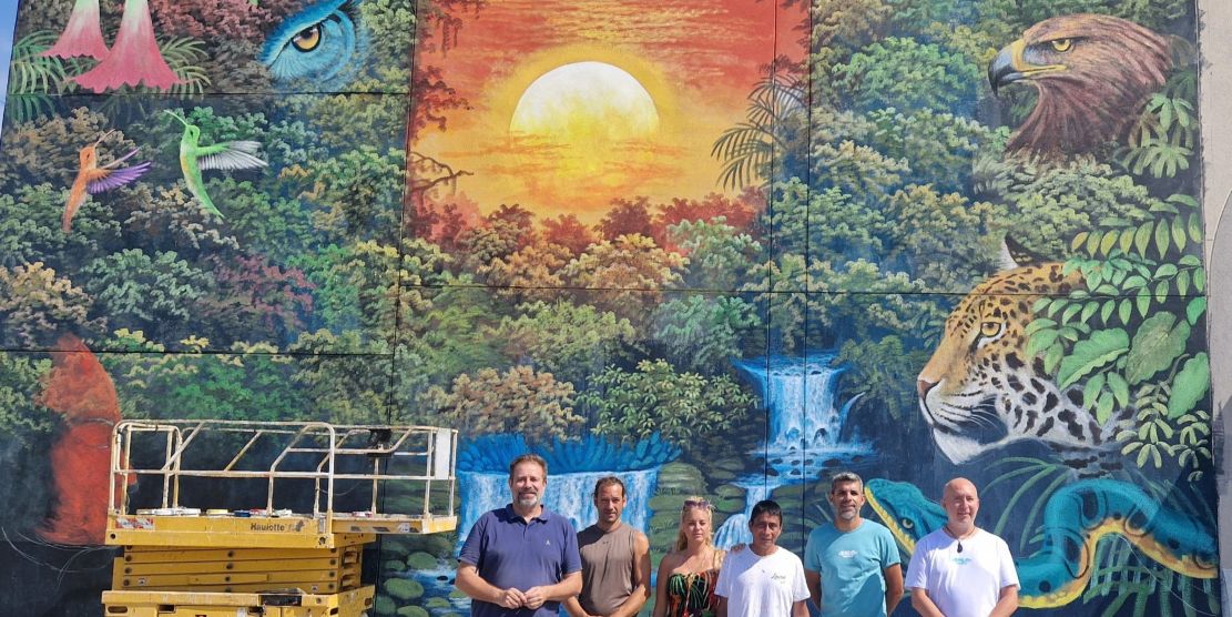 salobrena-fusiona-arte-deporte-y-diversidad-con-un-mural-de-120-m%c2%b2-que-conecta-el-orgullo-lgtbi-con-la-defensa-de-la-amazonia-peruana