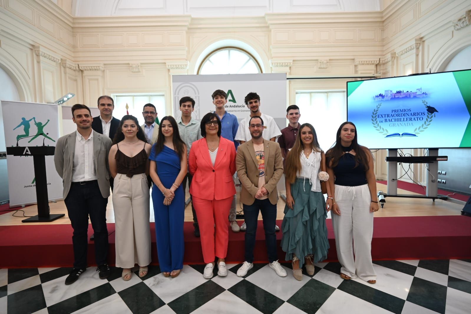 ocho-estudiantes-granadinos-reciben-el-premio-extraordinario-de-bachillerato-por-su-excelencia-academica