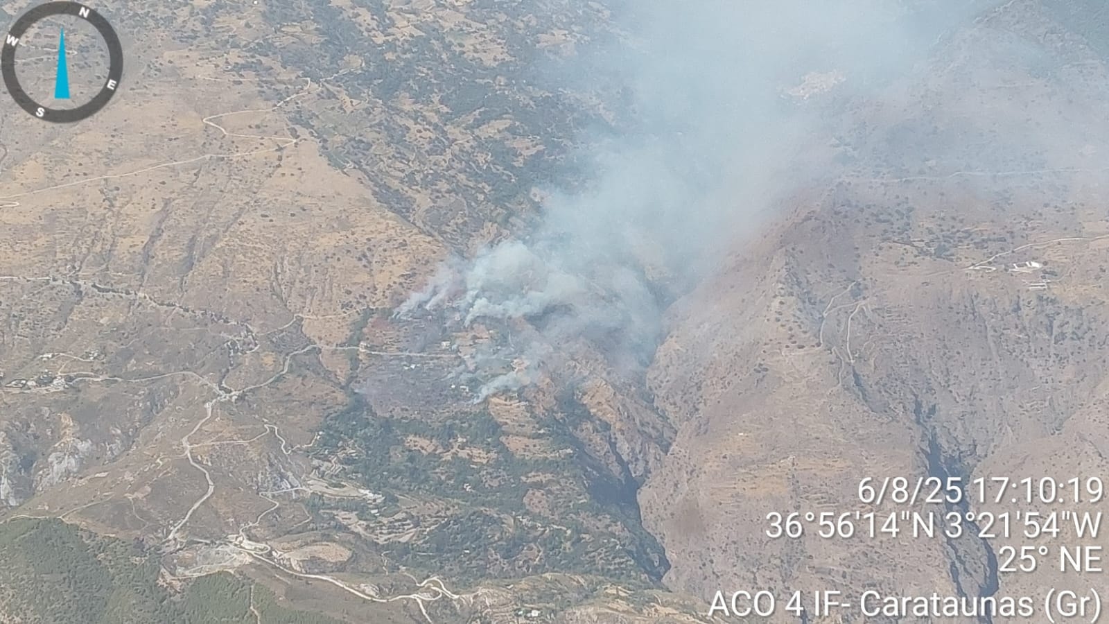 desalojan-varios-cortijos-por-un-incendio-forestal-en-carataunas