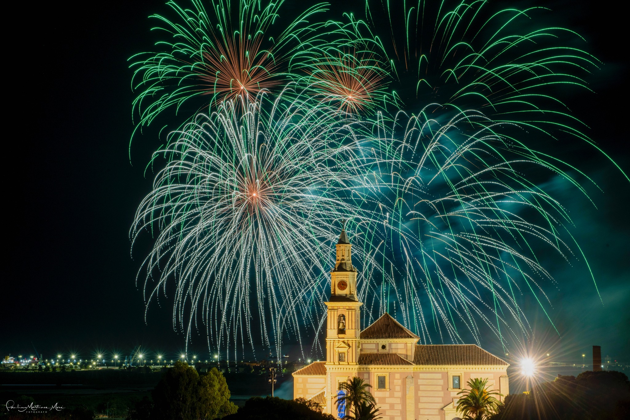 el-cielo-de-la-costa-tropical-estalla-en-luz-y-musica-para-despedir-las-fiestas-de-la-virgen-de-la-cabeza