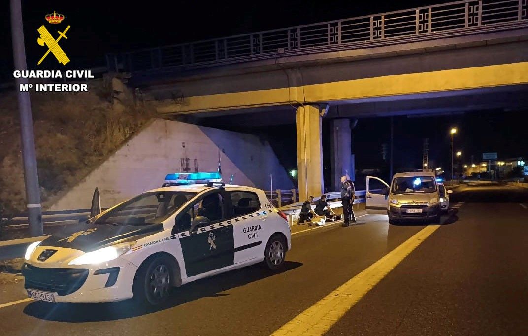 la-guardia-civil-detiene-a-dos-hombres-por-un-robo-con-fuerza-en-una-nave-de-juncaril