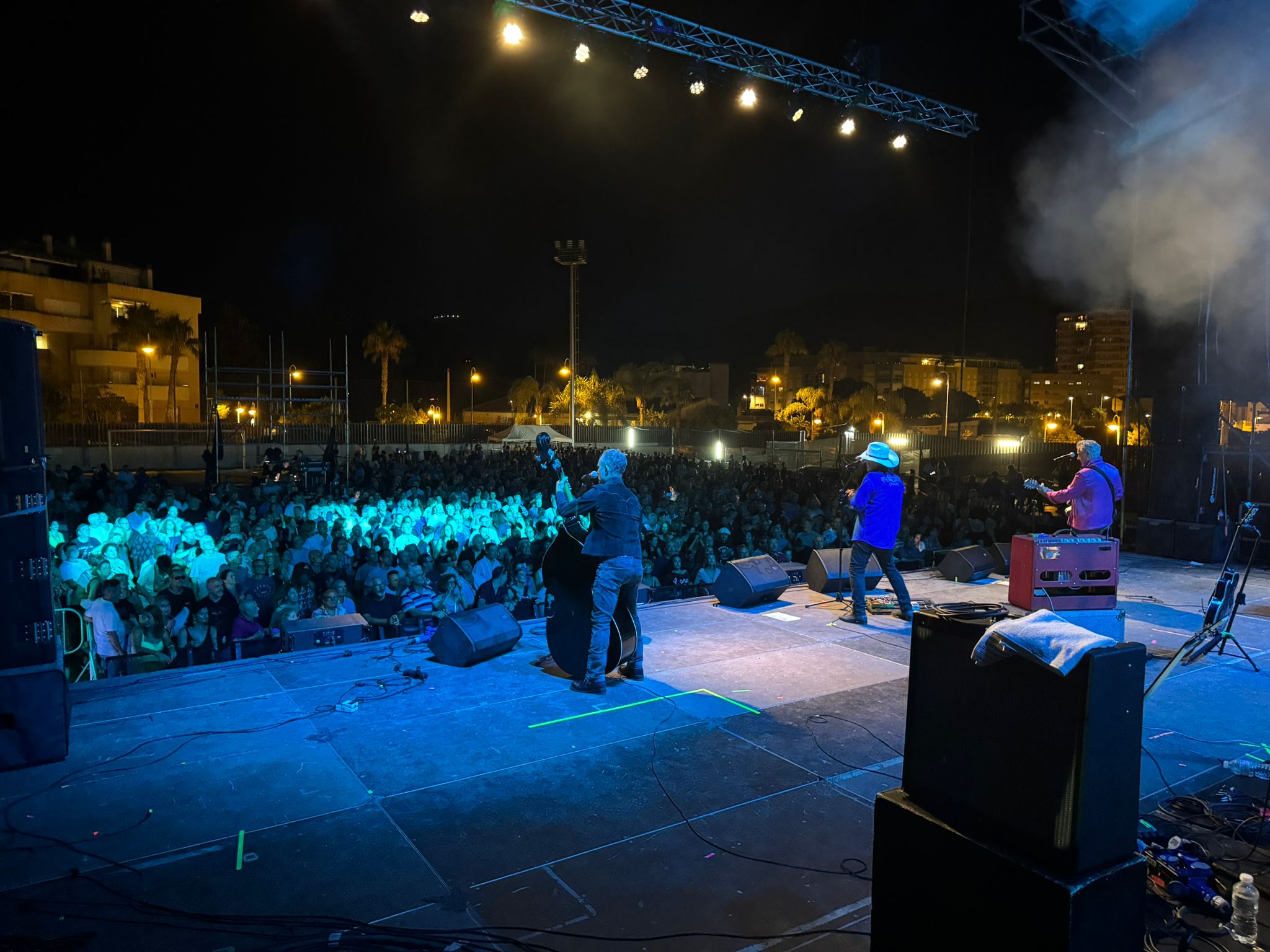 los-rebeldes-desatan-su-rock-and-roll-en-torrenueva-costa-tras-cuatro-decadas-de-fidelidad-inquebrantable