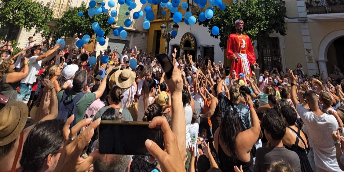 almunecar-estrena-su-semana-grande-con-musica-color-y-gran-participacion