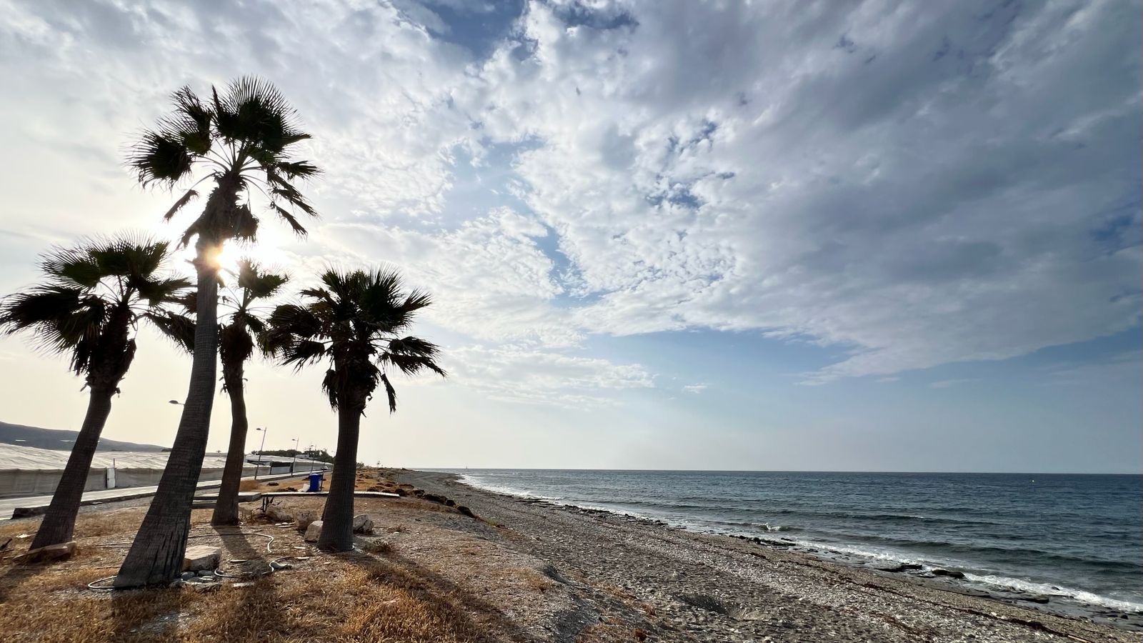 los-empresarios-de-la-costa-tropical-alertan-del-impacto-economico-por-el-cierre-de-la-playa-de-carchuna