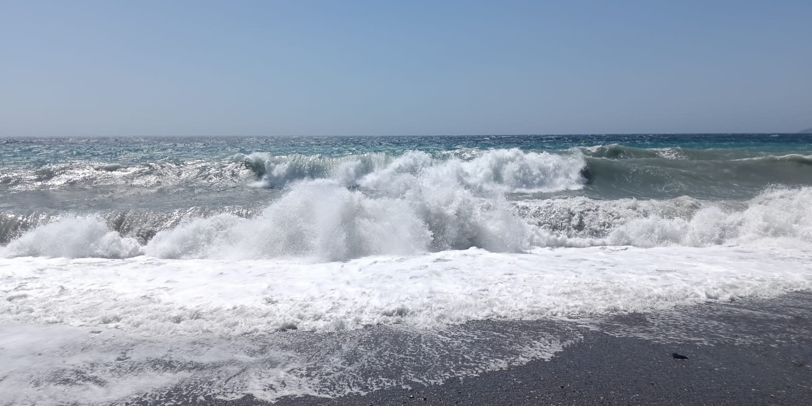 el-fuerte-poniente-vacia-las-playas-de-la-costa-tropical-y-obliga-a-izar-la-bandera-roja