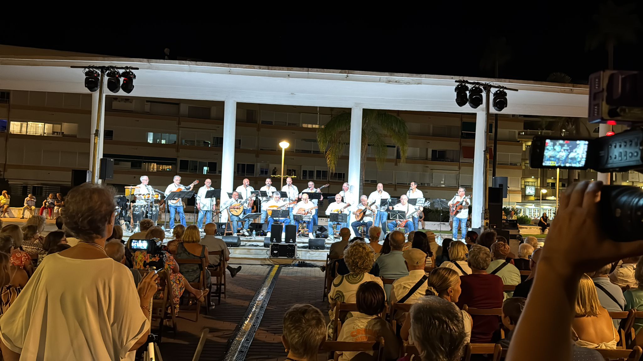 motril-apoteosico-concierto-en-la-playa-de-poniente-violeta-y-melaza-profetas-en-su-tierra