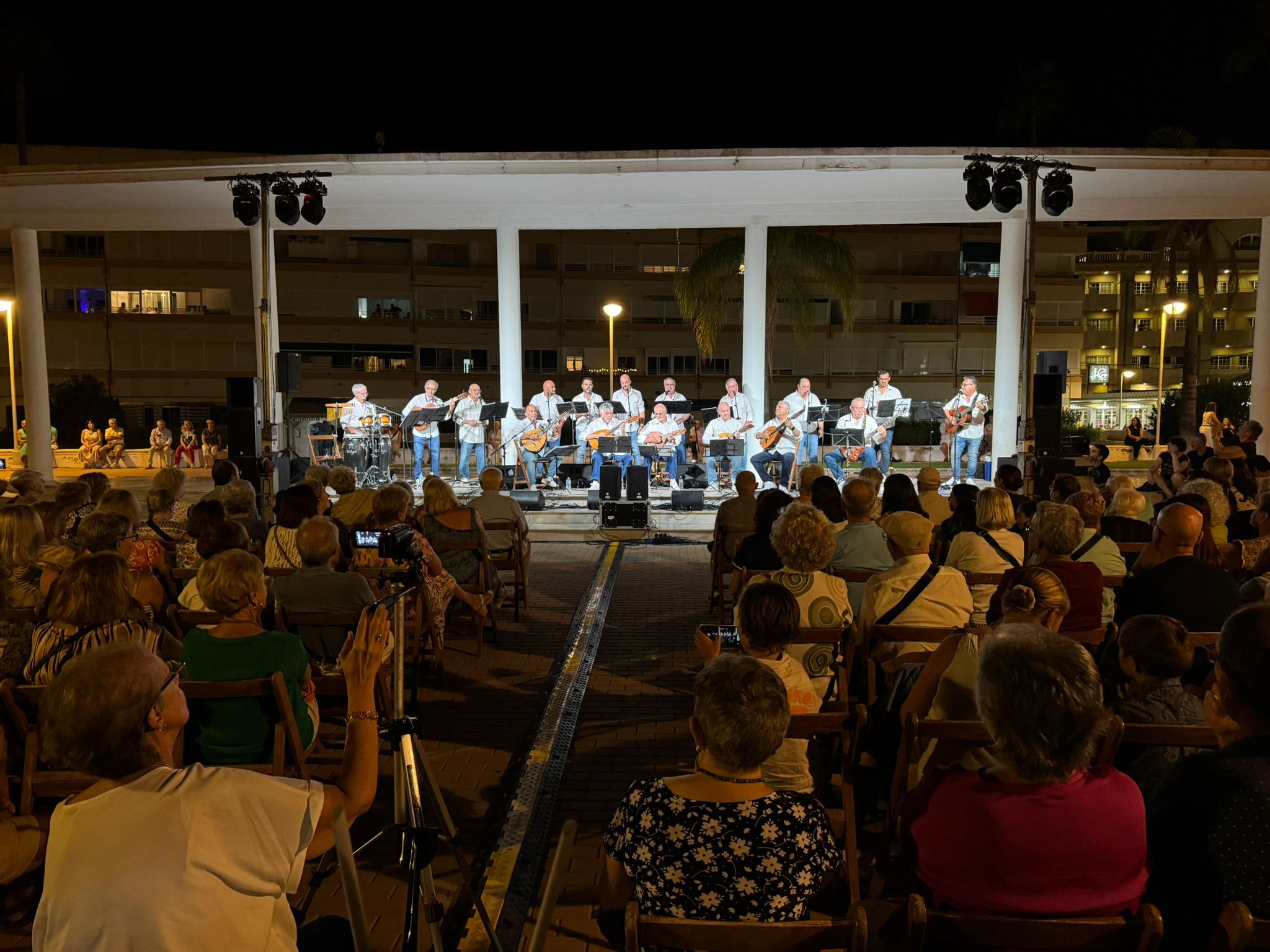 motril-apoteosico-concierto-en-la-playa-de-poniente-violeta-y-melaza-profetas-en-su-tierra