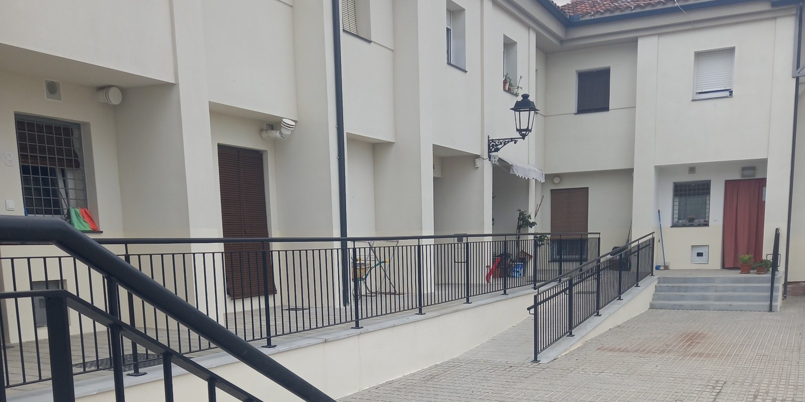 la-junta-finaliza-obras-de-accesibilidad-por-mas-de-un-millon-de-euros-para-137-viviendas-en-salobrena-guadix-loja-y-granada