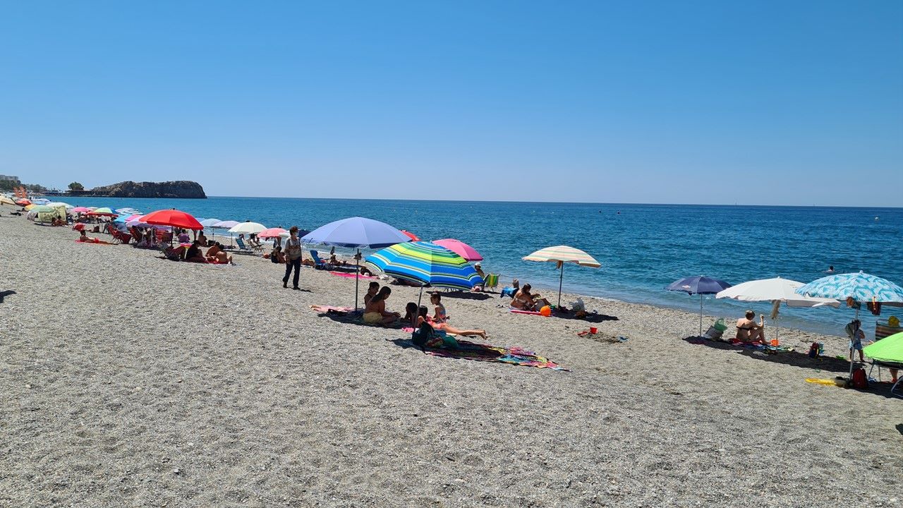 la-guardia-civil-rescata-a-un-banista-de-89-anos-arrastrado-300-metros-mar-adentro-en-la-playa-de-la-charca-de-salobrena-gracias-a-una-tabla-de-paddle-surf-y-la-intervencion-maritima