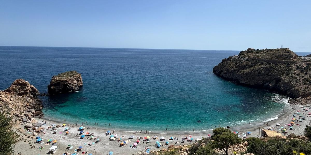 castell-de-ferro-alcanza-el-100-de-ocupacion-en-su-semana-grande-300-nuevas-plazas-de-aparcamiento-y-playas-con-bandera-azul-al-maximo-rendimiento