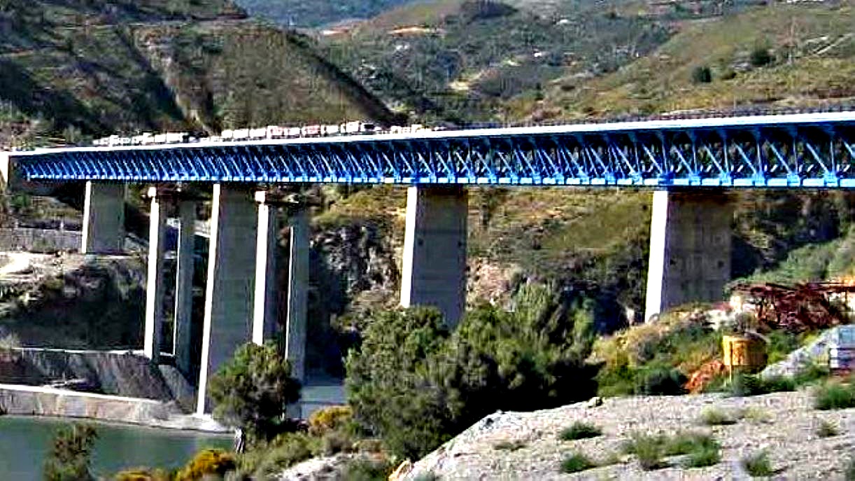 motril-trafico-estrena-carril-reversible-en-la-n-323-para-agilizar-el-regreso-desde-las-playas-por-las-obras-del-viaducto-de-rules