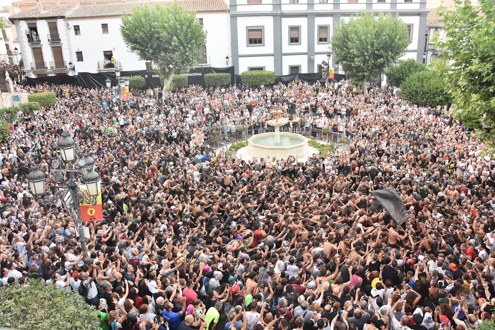 baza-se-tine-de-color-y-tradicion-en-la-carrera-del-cascamorras-2025