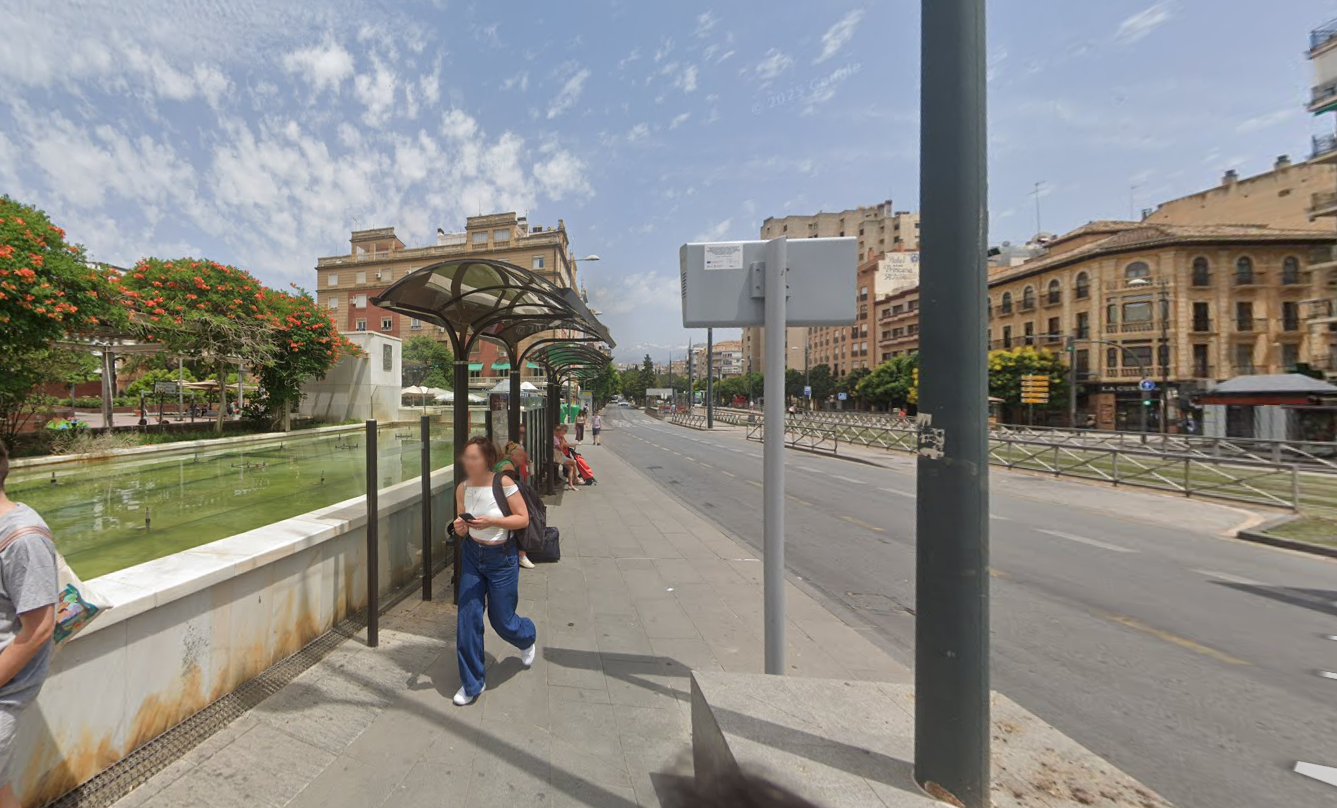 una-mujer-resulta-herida-tras-quedar-atrapada-bajo-un-autobus-urbano-en-granada