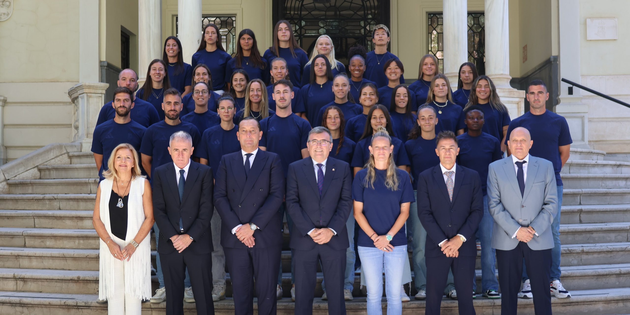la-subdelegacion-del-gobierno-recibe-a-los-equipos-femenino-y-masculinos-del-granada-cf