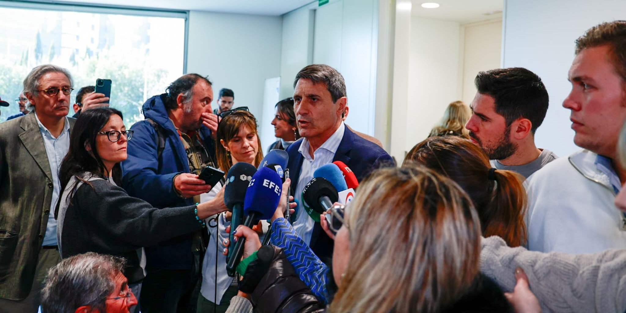 chatgpt-plus-pedro-fernandez-insta-a-la-colaboracion-de-todas-las-administraciones-en-vivienda-durante-la-colocacion-de-la-primera-piedra-de-85-pisos-en-granada