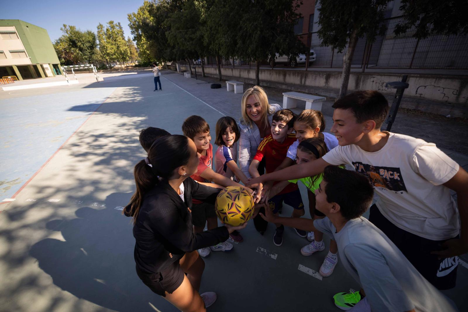 granada-abre-los-patios-escolares-los-sabados-por-la-tarde-para-ofrecer-a-ninos-jovenes-y-familias-espacios-seguros-de-respeto-y-convivencia-como-primera-experiencia
