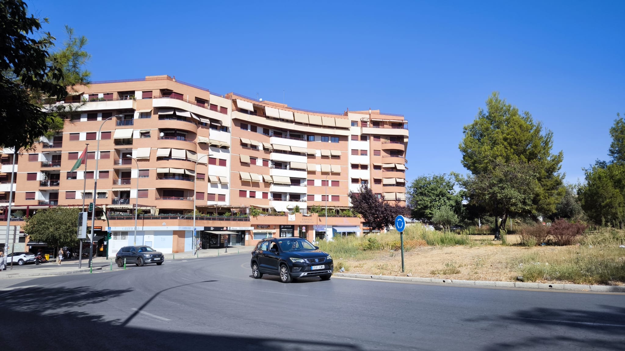 granada-la-milla-de-oro-se-pasa-a-modo-discoteca-luz-va-luz-viene-y-vecinos-al-ritmo-de-endesa