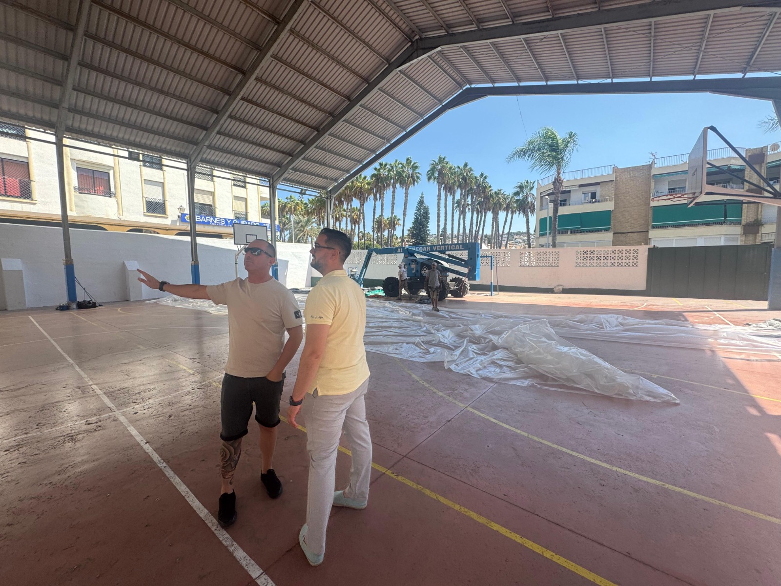 el-ayuntamiento-de-almunecar-refuerza-la-estructura-de-la-pista-deportiva-del-ceip-virgen-de-la-antigua-para-el-nuevo-curso