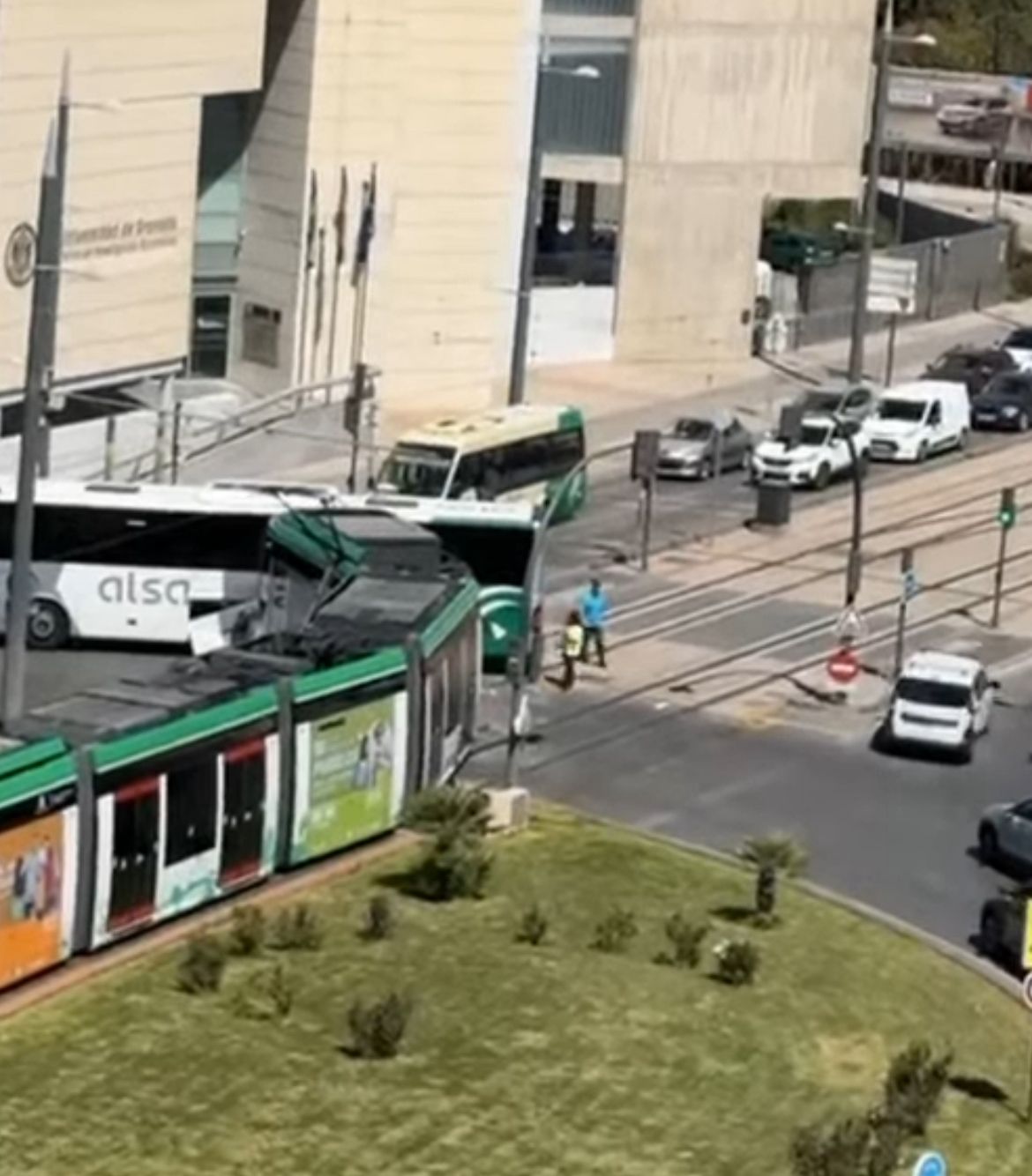 nueve-heridos-leves-tras-la-colision-entre-un-autobus-y-el-metro-de-granada-en-el-pts