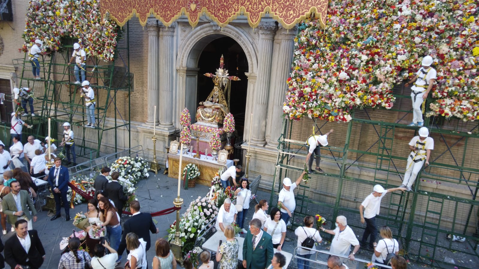 granada-se-vuelca-con-su-patrona-en-la-ofrenda-floral-a-la-virgen-de-las-angustias