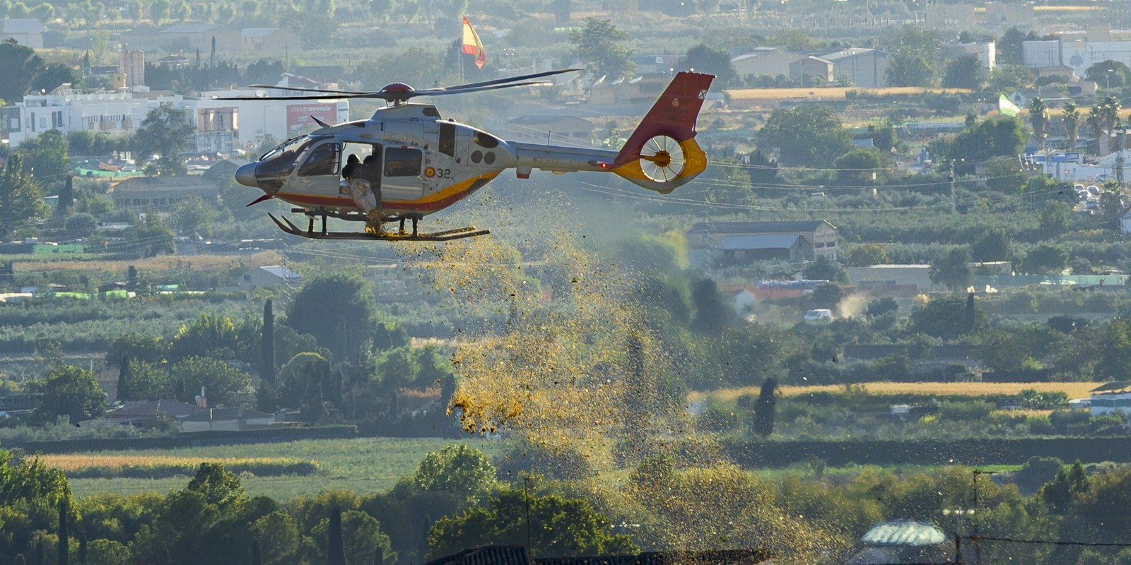 miles-de-petalos-caen-desde-el-h135-sobre-la-virgen-de-las-angustias-en-la-tradicional-ofrenda