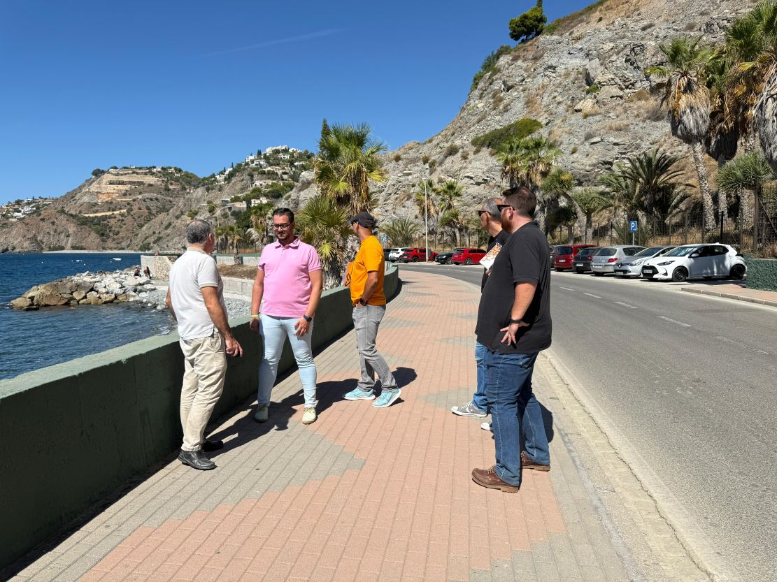 almunecar-renueva-el-paseo-de-cotobro-600-metros-de-murete-1-680-m%c2%b2-de-pavimento-y-16-farolas-led-con-una-inversion-de-233-415-euros