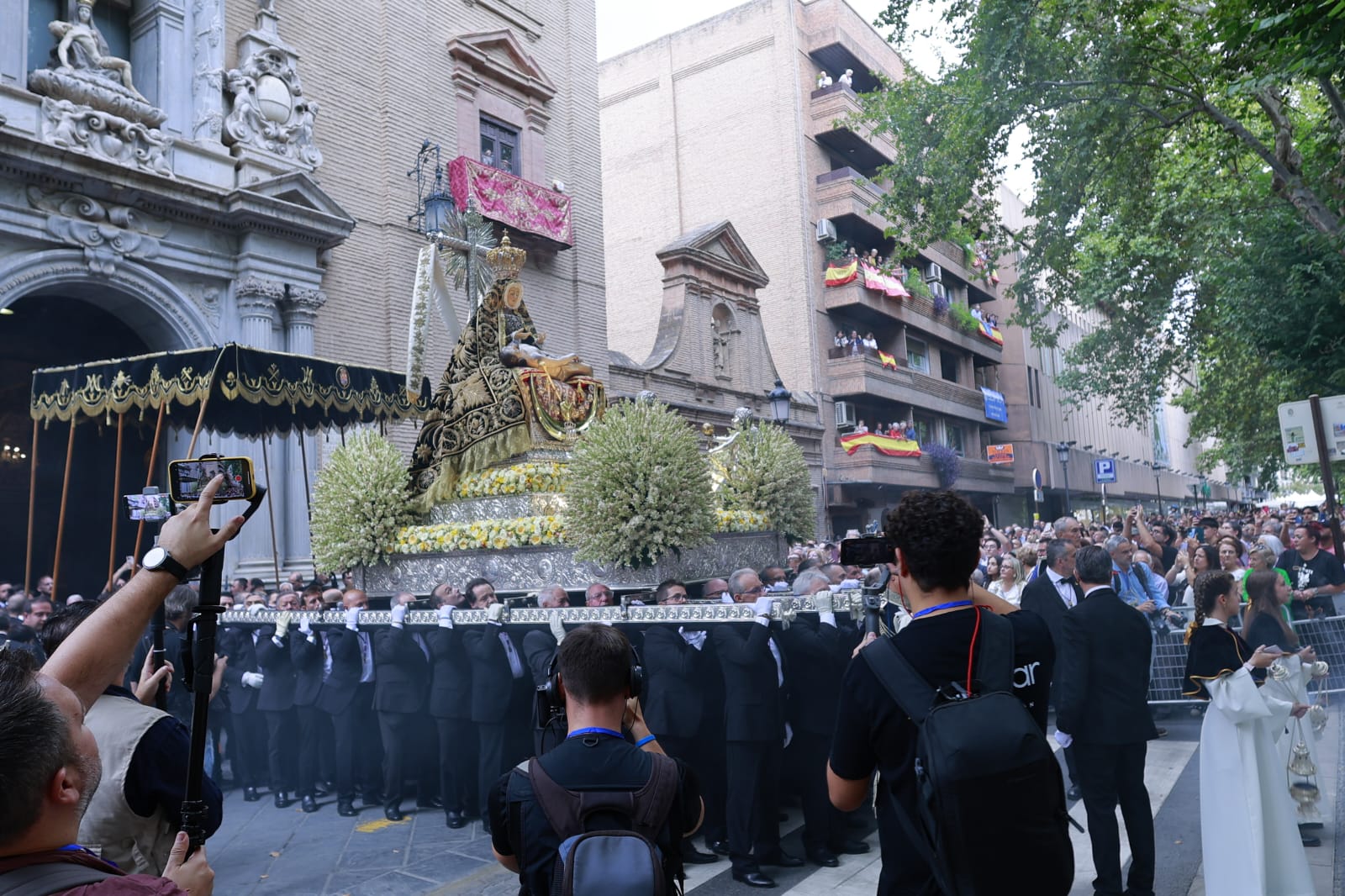 granada-vive-con-emocion-el-regreso-de-su-patrona-en-una-tarde-de-fe-tradicion-y-compromiso-ciudadano