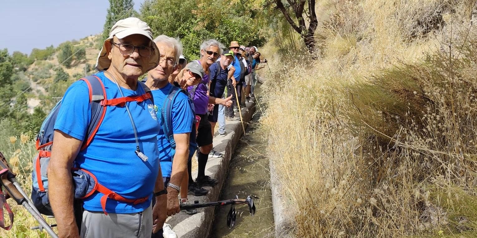 60-senderistas-recorren-15-km-en-guejar-sierra-en-la-reanudacion-del-programa-de-senderismo-2025-de-almunecar