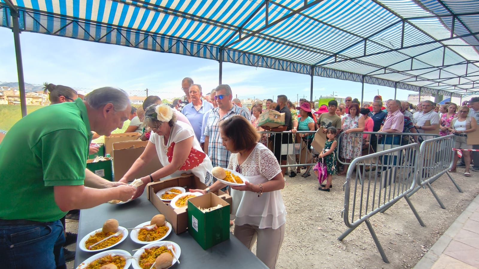 huetor-tajar-reparte-mas-de-5-000-raciones-de-paella-solidaria-y-recauda-6-700-euros-para-caritas-en-su-feria-de-septiembre