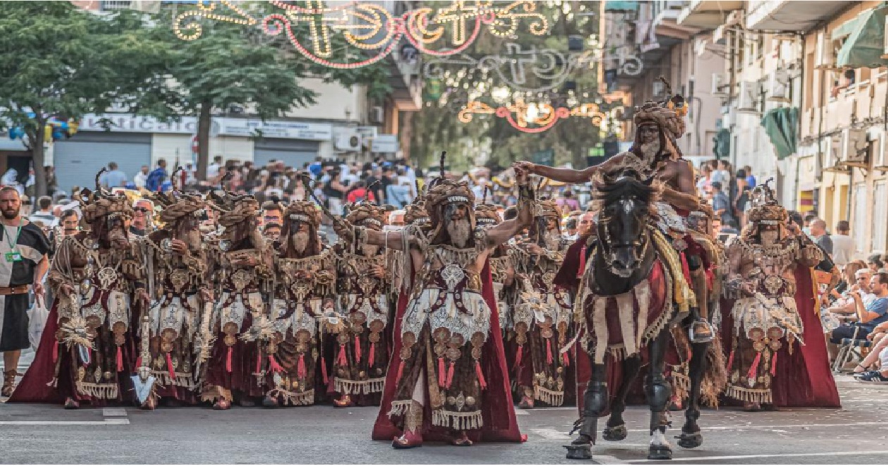 la-federacion-de-moros-y-cristianos-de-alicante-celebra-su-encuentro-anual-en-almunecar-con-desfile-y-actividades-culturales