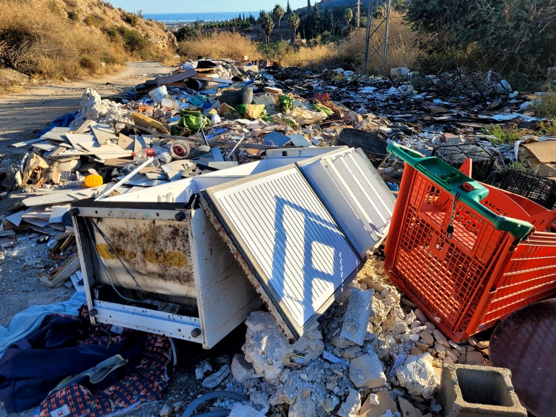 centrados-en-motril-alerta-sobre-el-aumento-de-vertidos-ilegales-en-el-camino-del-canal