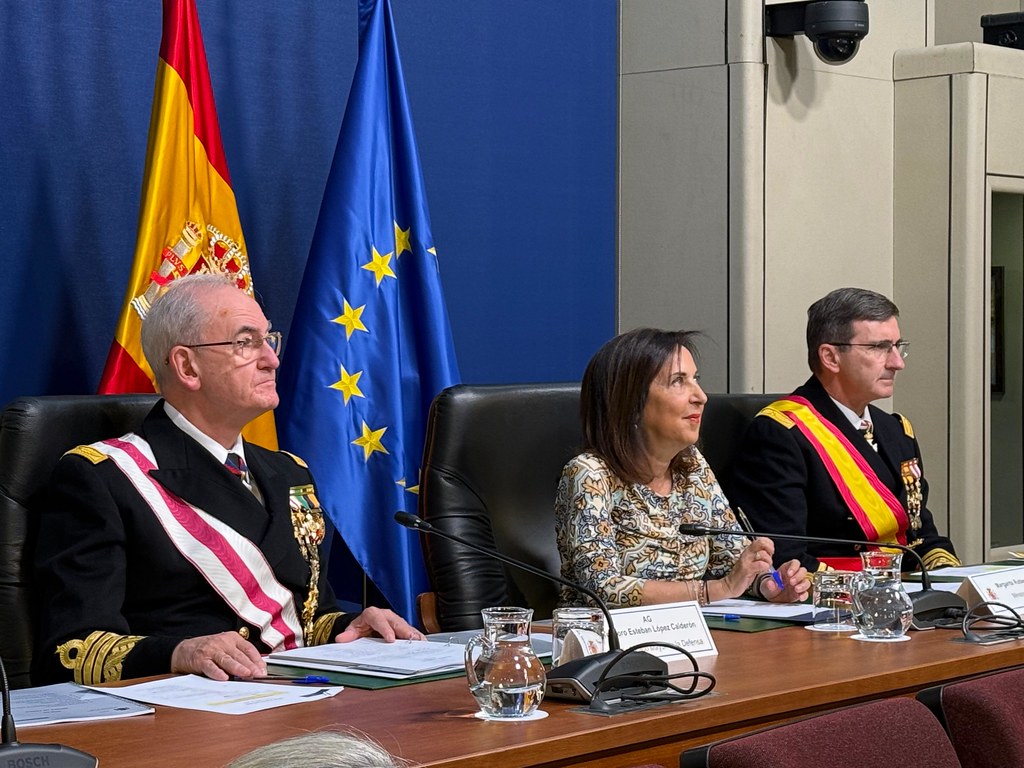 margarita-robles-que-en-las-celebraciones-de-hoy-ondee-bien-alto-la-bandera-espanola